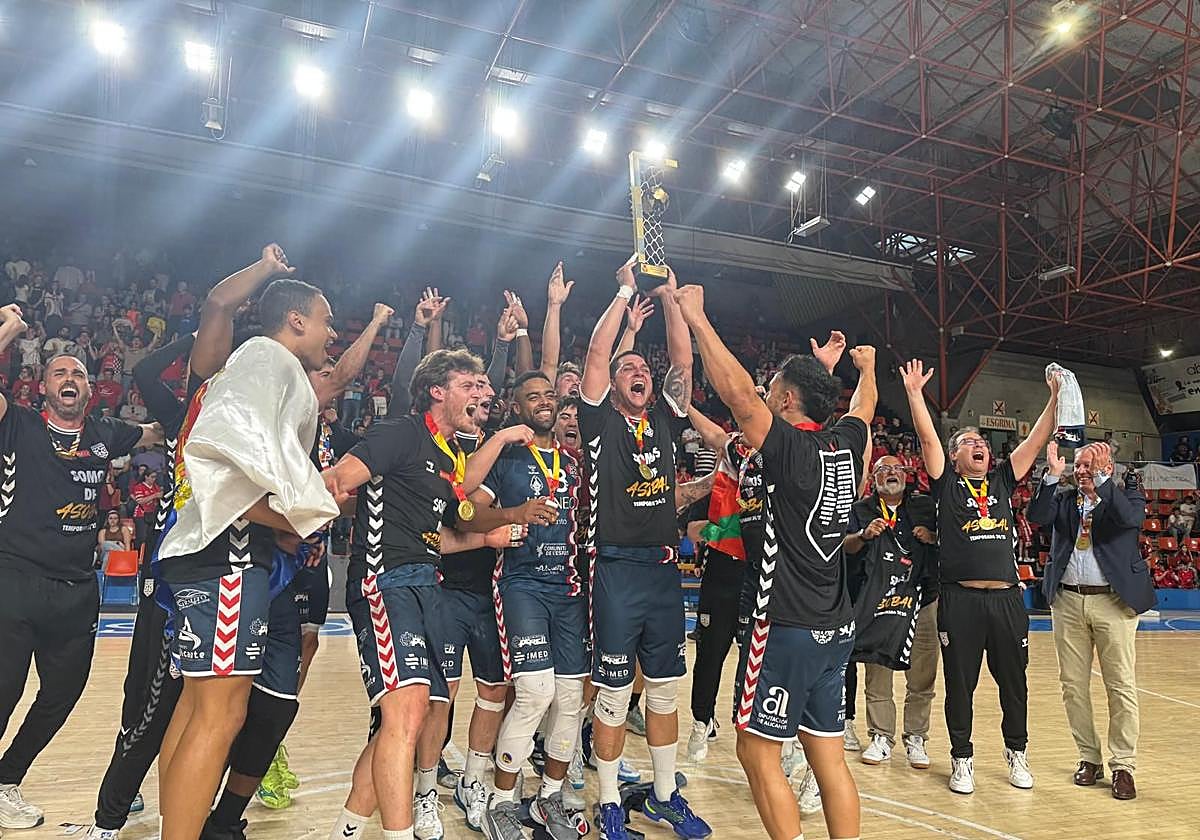 El Eón celebra el título.