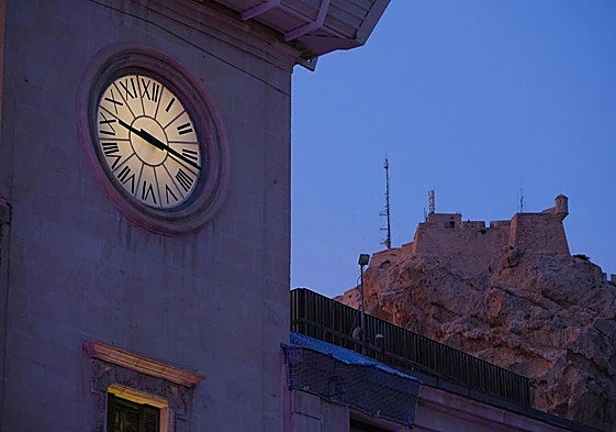 La torre del Reloj y el Castillo de Santa Bárbara de Alicante.