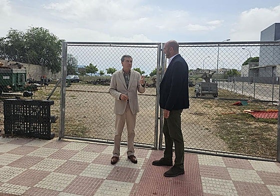 El conseller Marciano Gómez y el alcalde de Castalla, frente al solar donde se construirá el nuevo centro de salud.