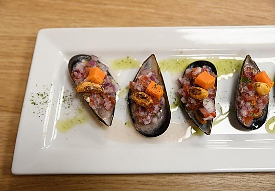 Un plato de mejillones, ejemplo de fotogarfía gastronómica.