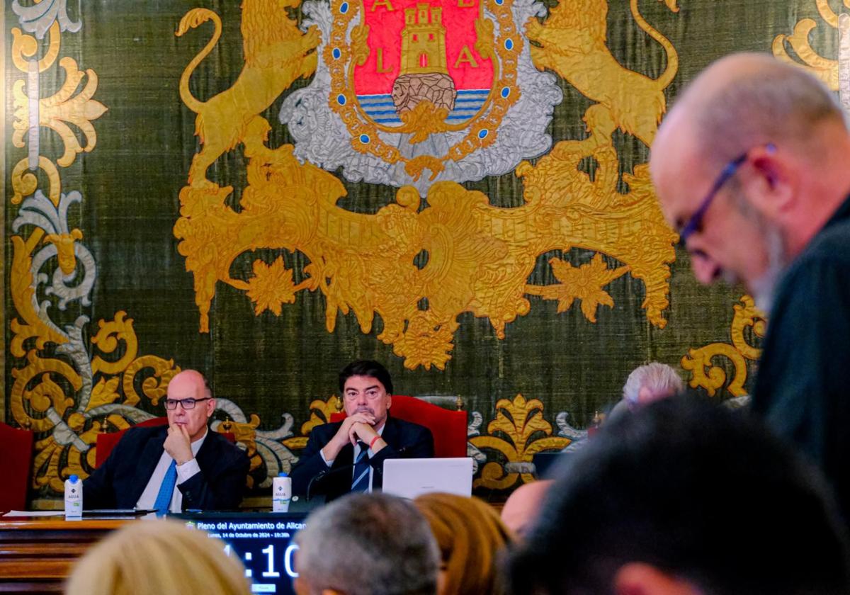 Mayor Luis Barcala looks at EU-Podem spokesperson Manolo Copé during a council meeting.