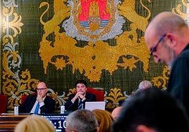 El alcalde, Luis Barcala, mira al portavoz de EU-Podem, Manolo Copé, durante un pleno.