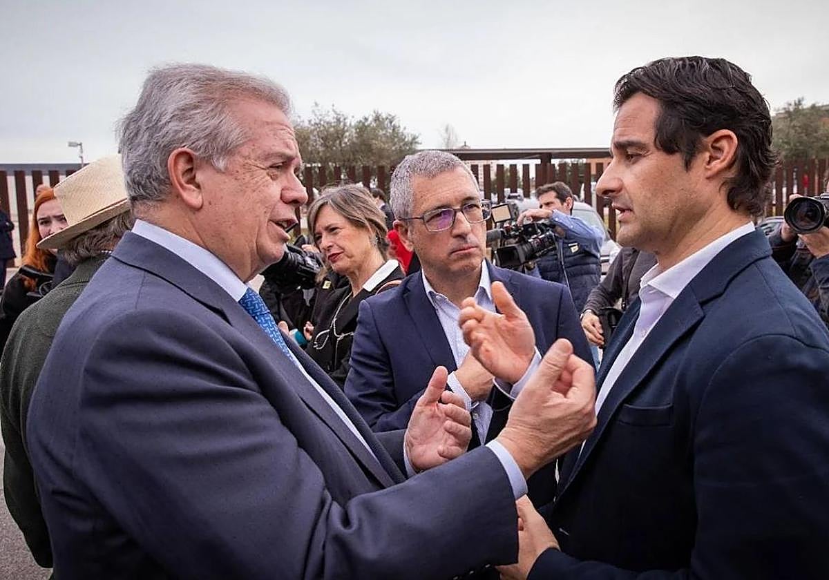 El presidente de Acuamed, Francisco Barratech, y el alcalde de Torrevieja, Eduardo Dolón, hablan en presencia del secretario de Estado Hugo Morán.