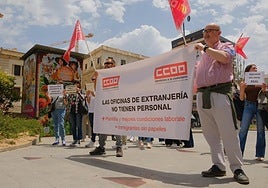 Protesta de los funcionarios de Extranjería, este lunes frente a la Subdelegación del Gobierno.