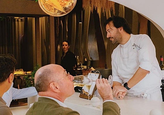 El chef Pablo Montoro atiende a sus clientes, durante uno de los pases, en su restaurante Espacio Montoro en Alicante.