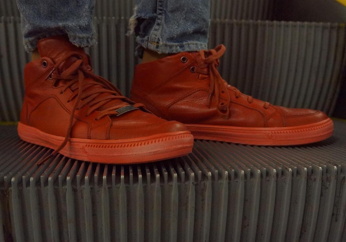 The footwear is characterised by having a very thin, flexible sole, with zero 'drop' and a very wide toe box.