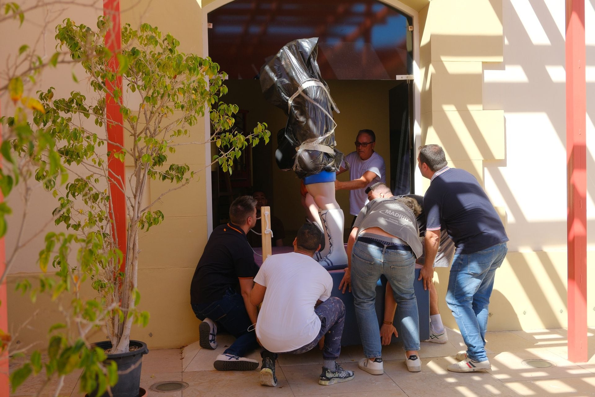 Los ninots desembarcan en la Lonja del Pescado de Alicante