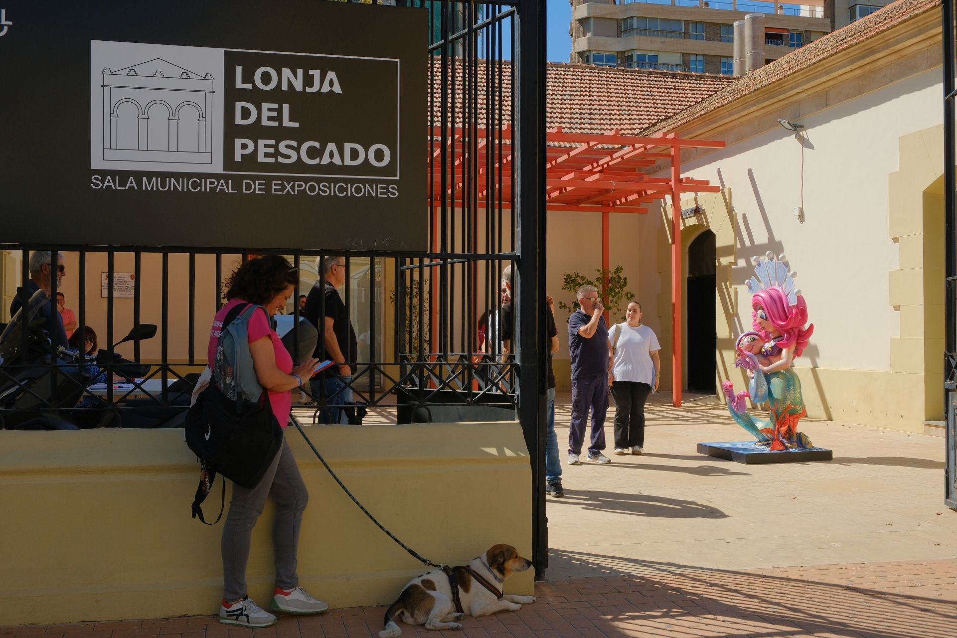 Los ninots desembarcan en la Lonja del Pescado de Alicante