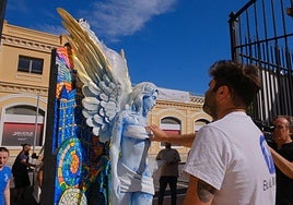 Los ninots desembarcan en la Lonja del Pescado de Alicante