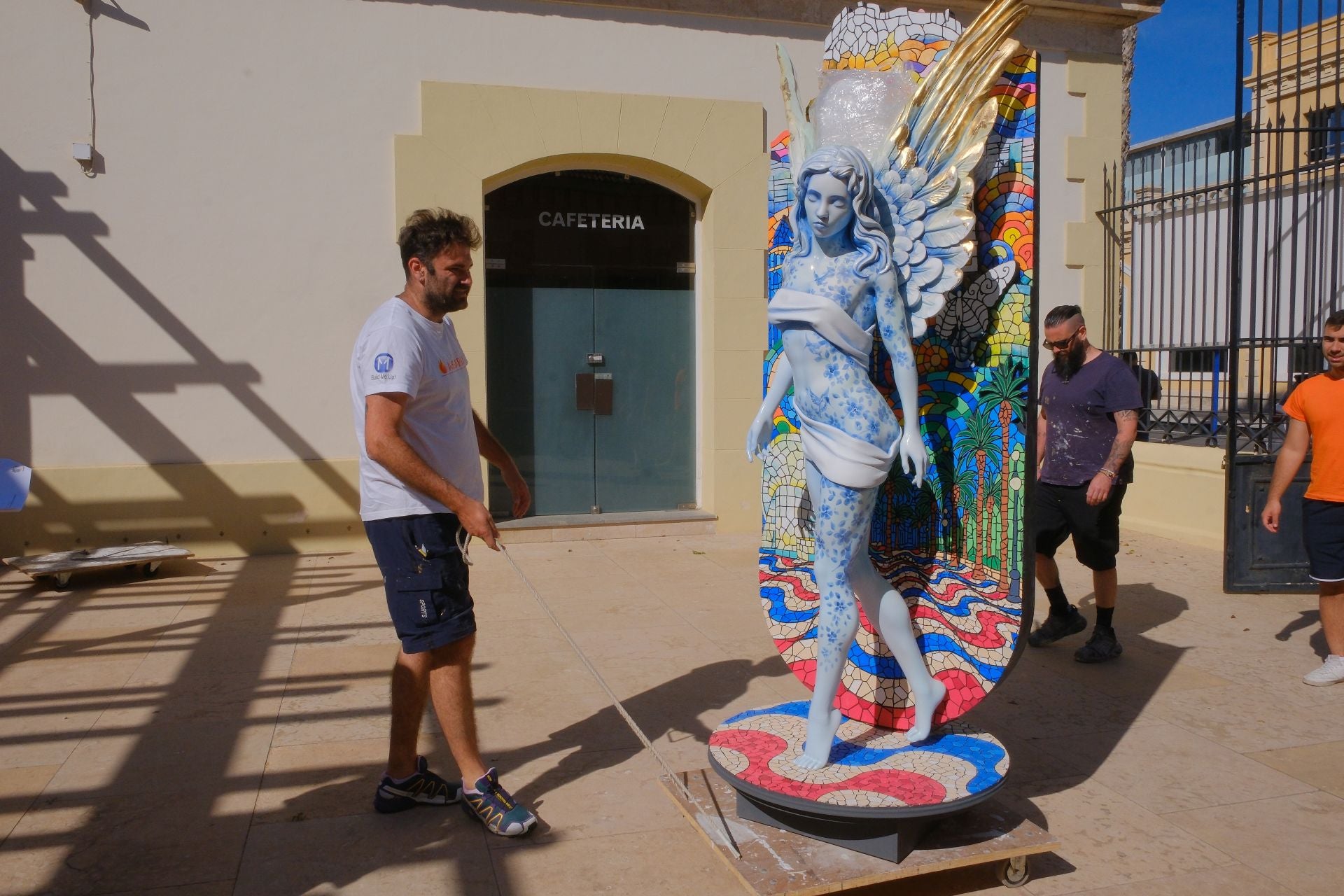 Los ninots desembarcan en la Lonja del Pescado de Alicante