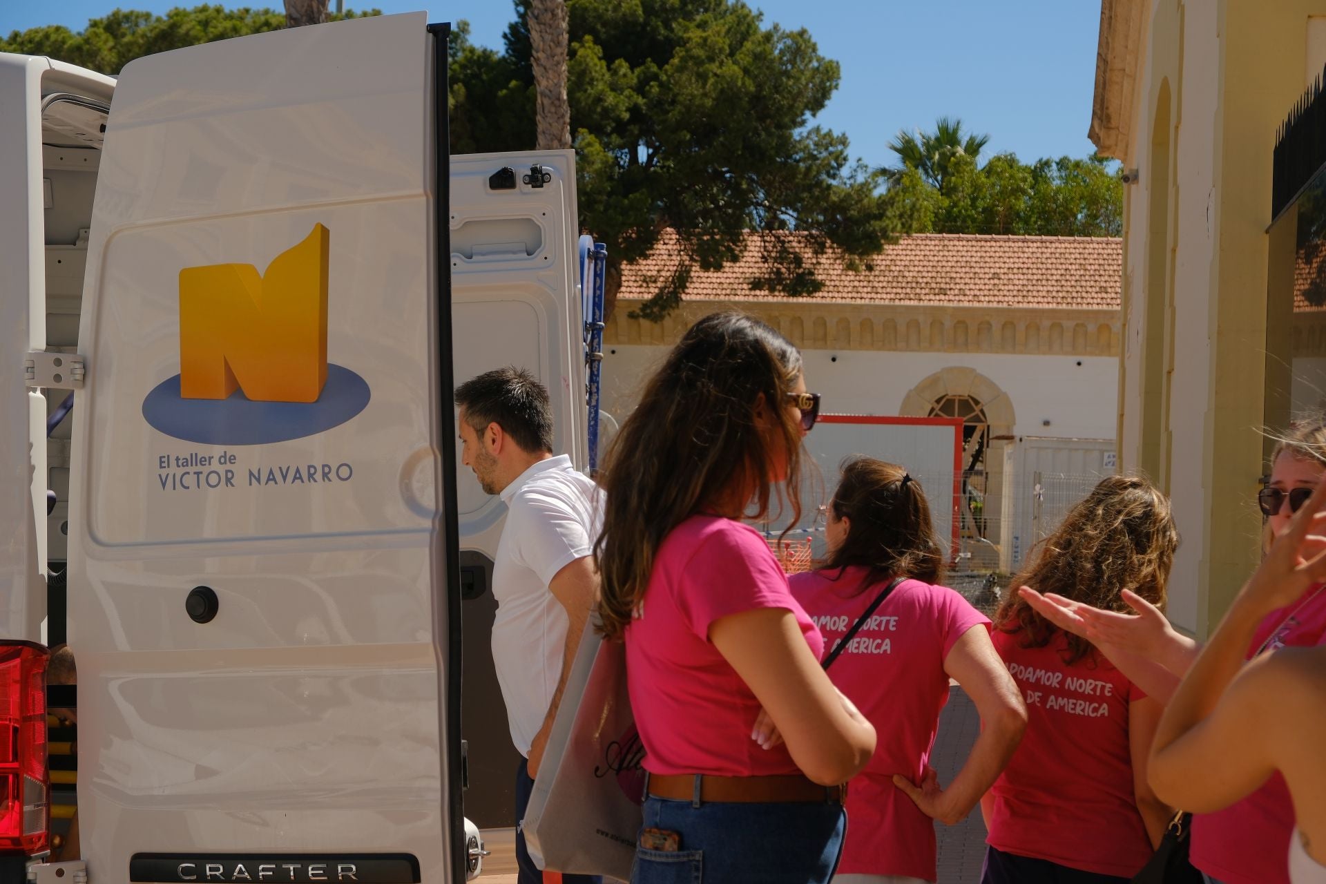 Los ninots desembarcan en la Lonja del Pescado de Alicante