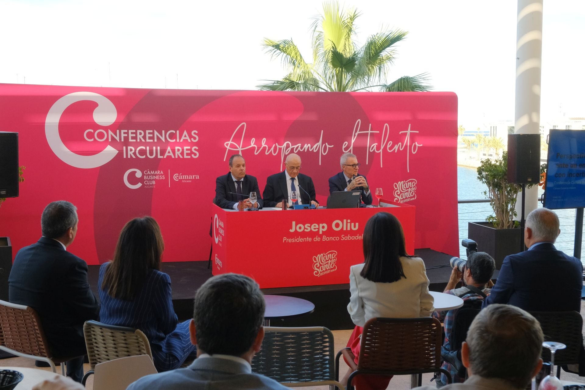 El encuentro de Josep Oliu (Banco Sabadell) con empresarios de Alicante, en imágenes