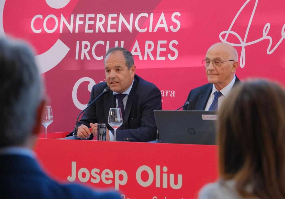 Carlos Baño junto con Josep Oliu.