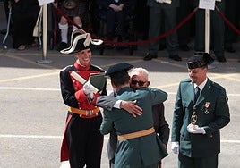 El Coronel de la Comandancia de Alicante se funde en un abrazo con Antonio Calado, un guardia civil que ha cumplido 100 años recientemente, durante el acto.