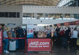El aeropuerto de Alicante-Elche suma cuatro vuelos semanales con Londres-Luton gracias a la nueva base de Jet2 en la capital inglesa