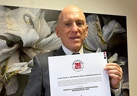 El doctor Jorge Alió muestra el premio recibido a la excelencia.