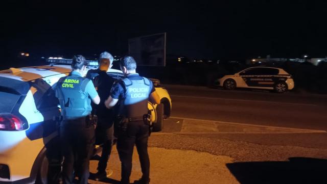 Los agentes de la Policía Local y la Guardia Civil de El Campello custodian al arrestado.