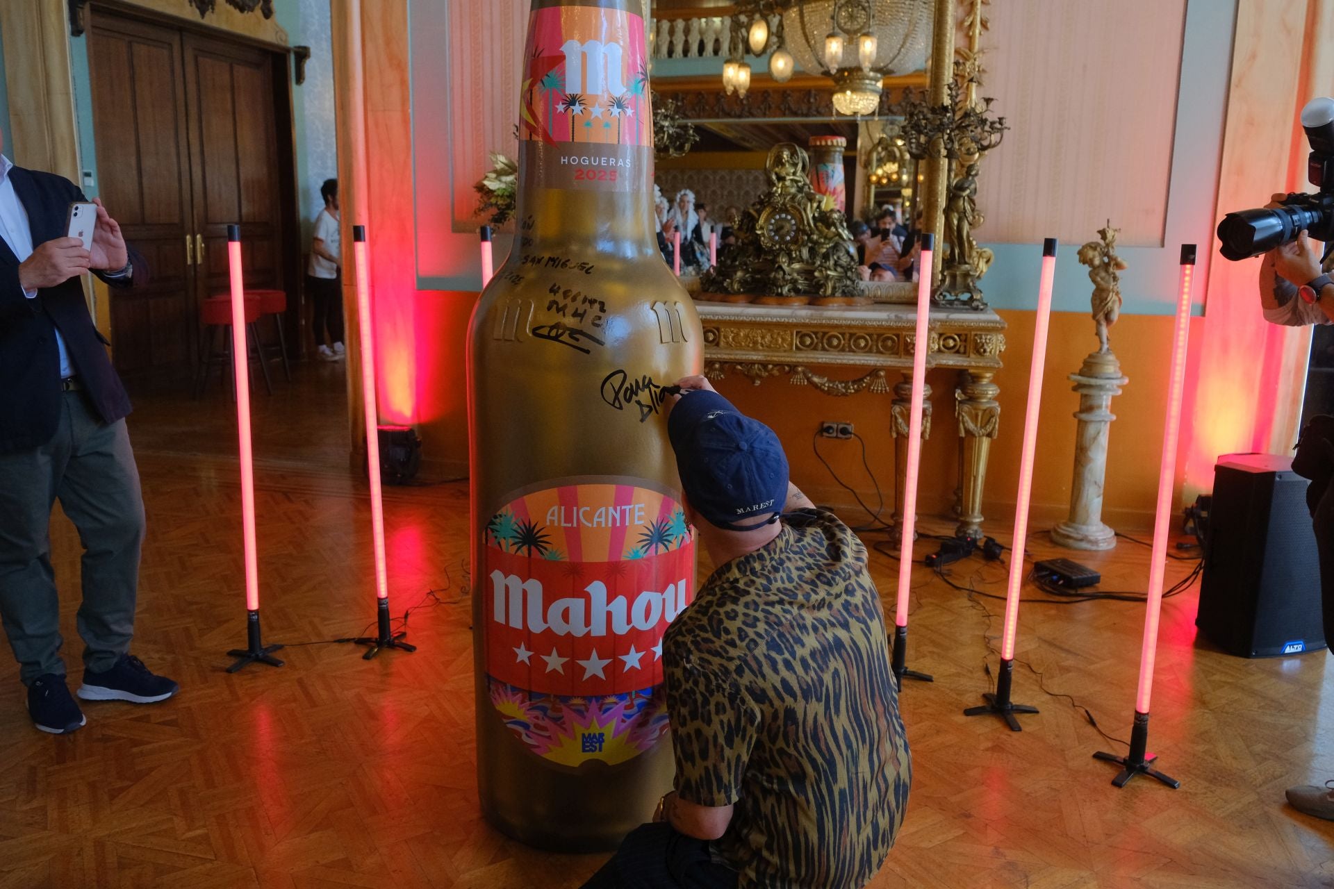 El botellín de cerveza más especial de las Hogueras de Alicante