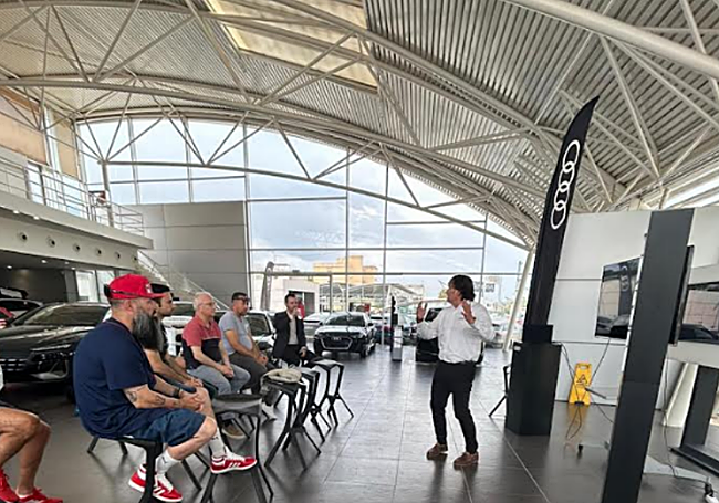 Los asistentes atentos a las explicaciones del formador, antes de salir con los vehículos