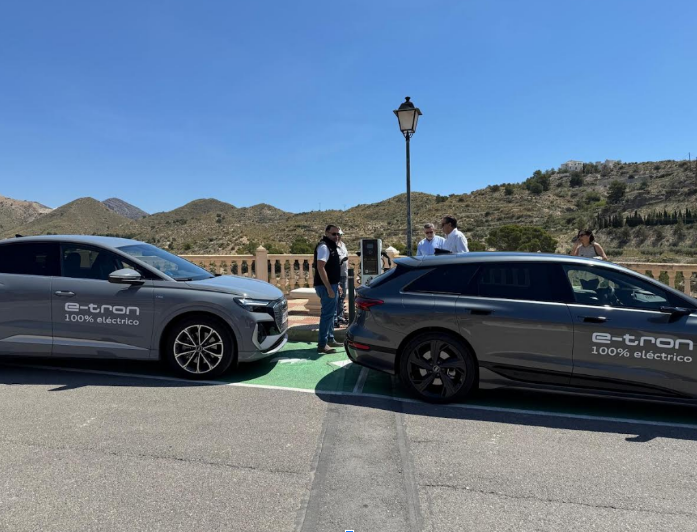 En una de las paradas, cargando los vehículos en los cargadores de Iberdrola