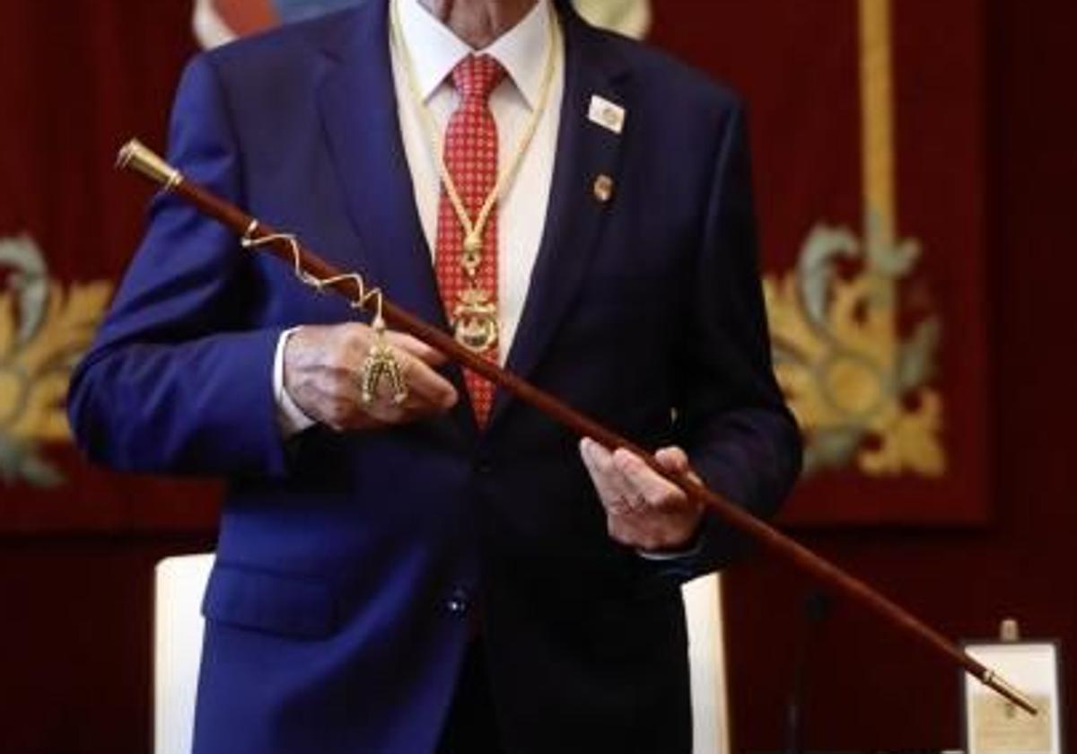 Alcalde con vara de mando.