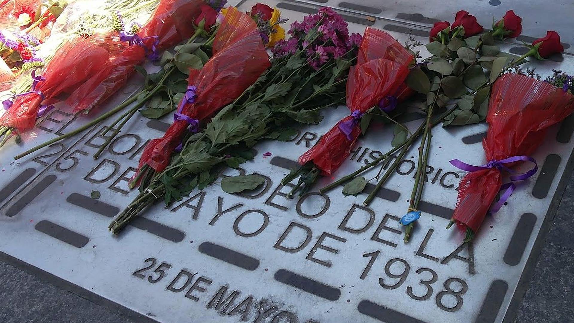 Imagen principal - Polémica por la conmemoración del bombardeo en el Mercado Central de Alicante: la izquierda deja solo al PP