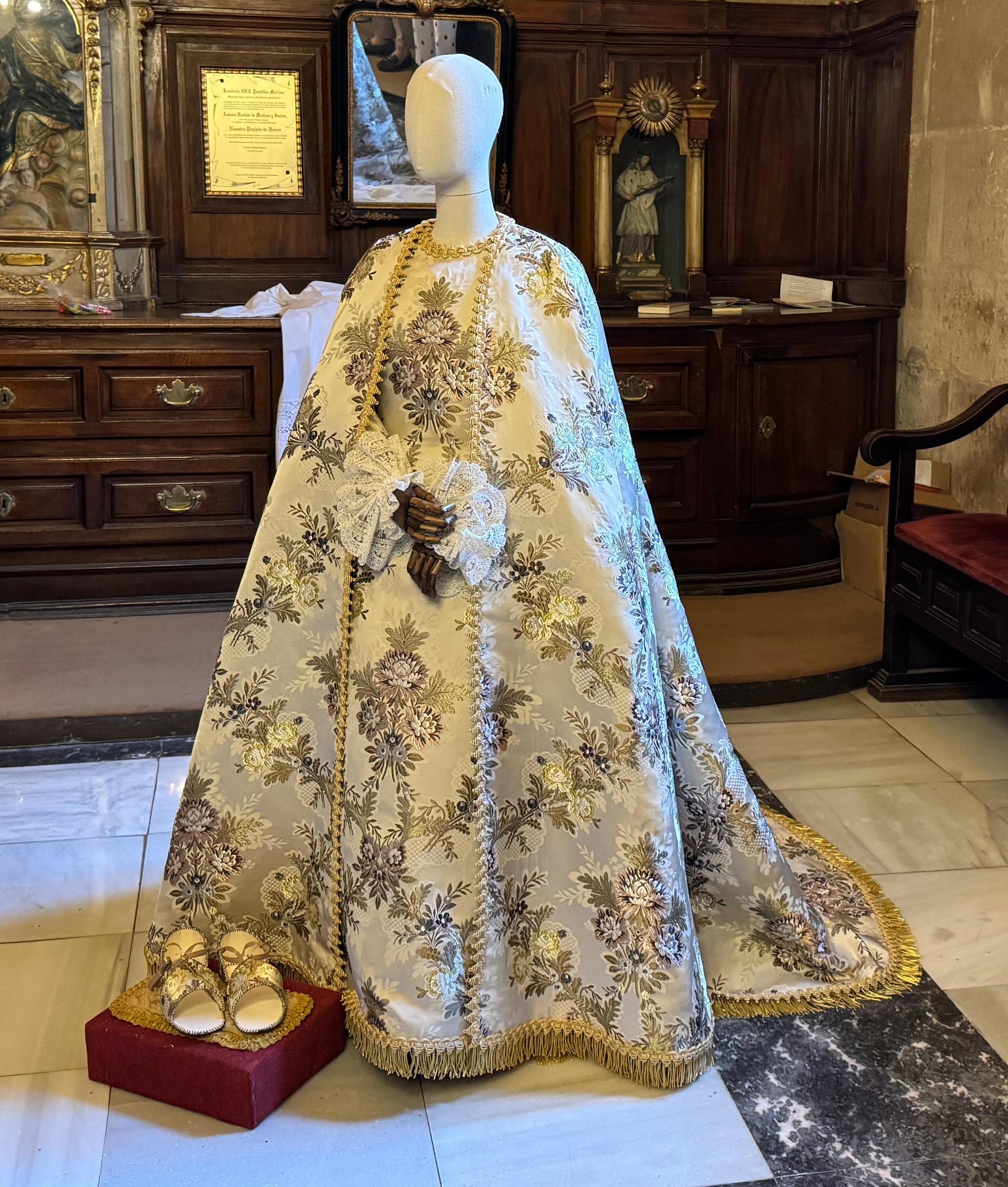 El manto ha sido elaborado por el modisto Juan Antonio Martínez.