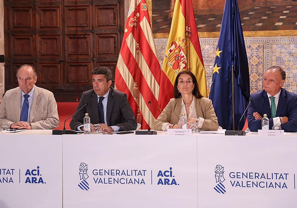 El presidente Mazón y la consellera de Hacienda, Ruth Merino, durante la reunión con empresarios y proveedores de la Generalitat.