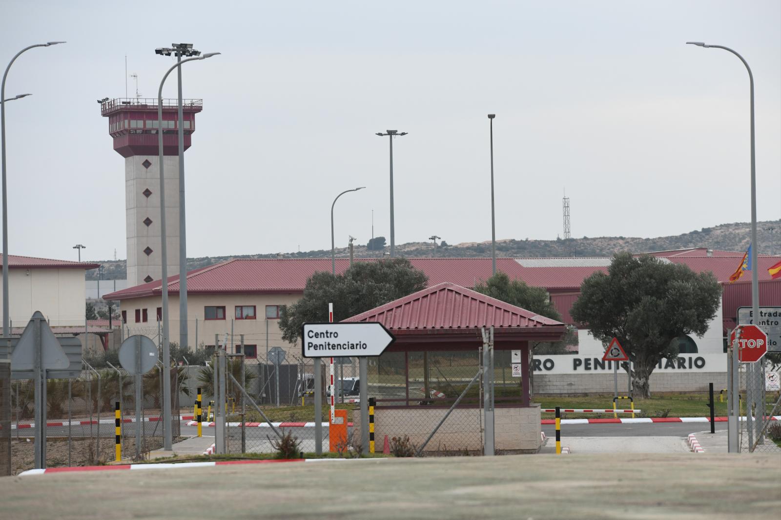 Imagen principal - Herido un funcionario de la cárcel de Villena tras ser agredido por un preso