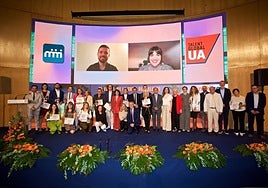 Foto de familia en el escenario del salón de actos del Aulario II de la IV Gala Alumni de la Universidad de Alicante.