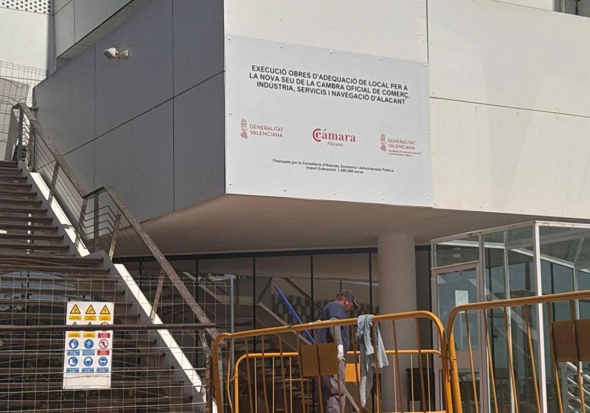 Obras de la nueva sede de la Cámara de Comercio de Alicante en el puerto.