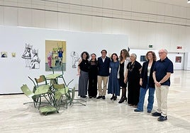 Eva Mauricio junto a su instalación 'Sentar la cabeza'.