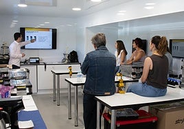 Interior de la unidad móvil en la que se han impartido los talleres.