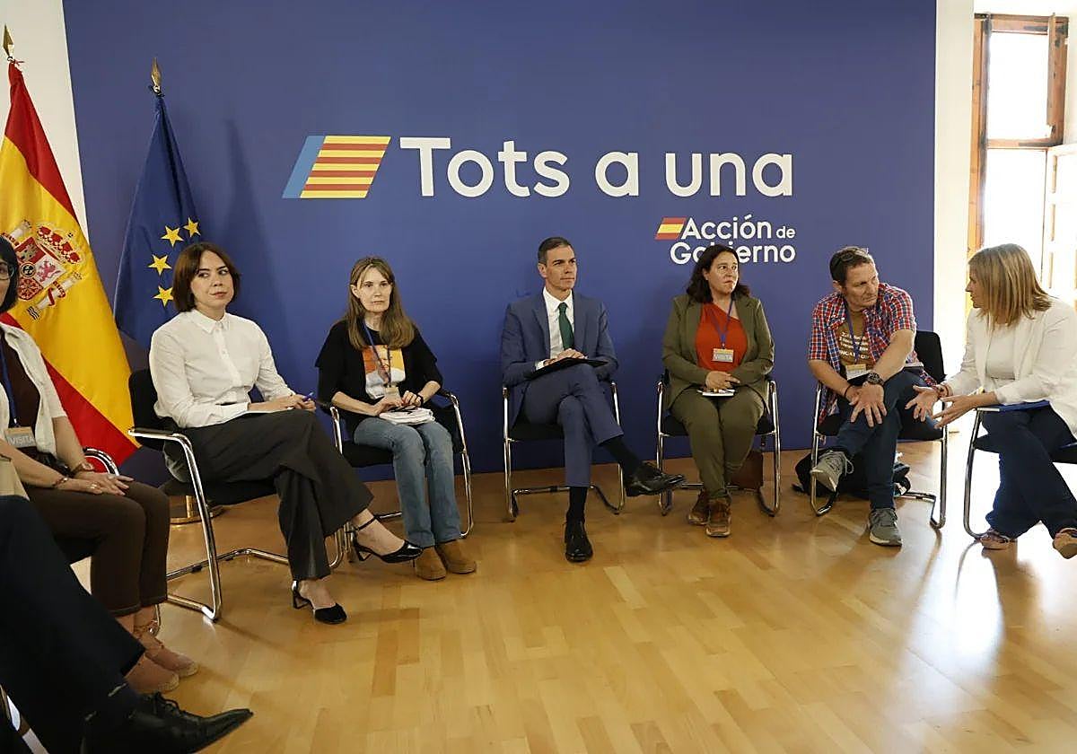 Sánchez, Morant y Bernabé junto a las víctimas durante la reunión en la Delegación de Gobierno.