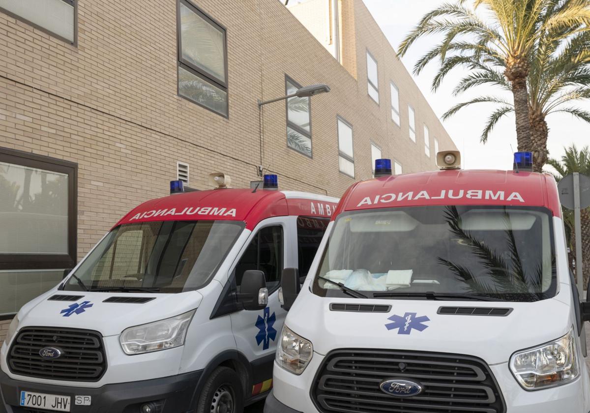 Ambulancia en el hospital de Elche.