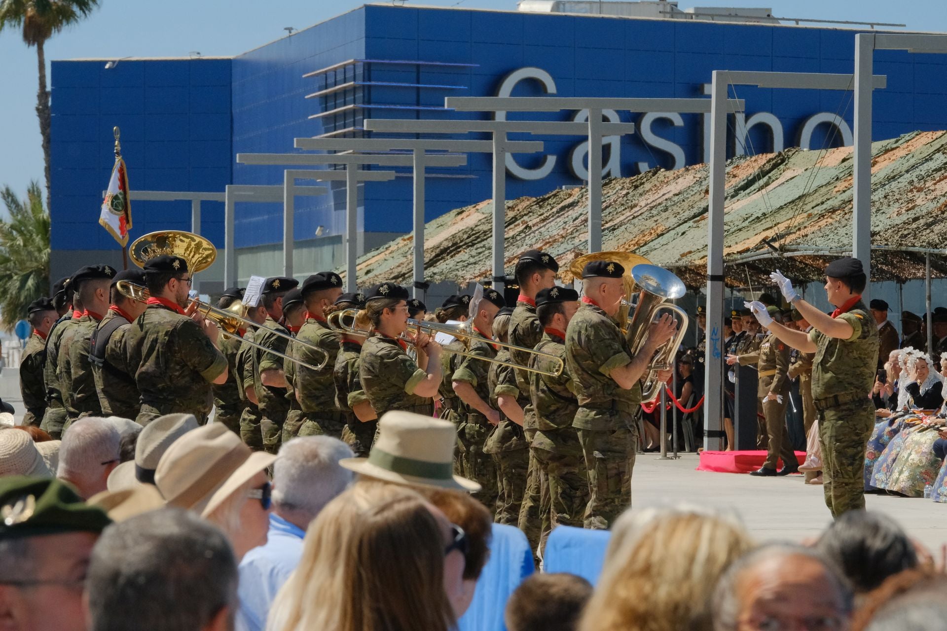 Más de mil personas juran la bandera de España con los &#039;boinas verdes&#039; en el Puerto de Alicante