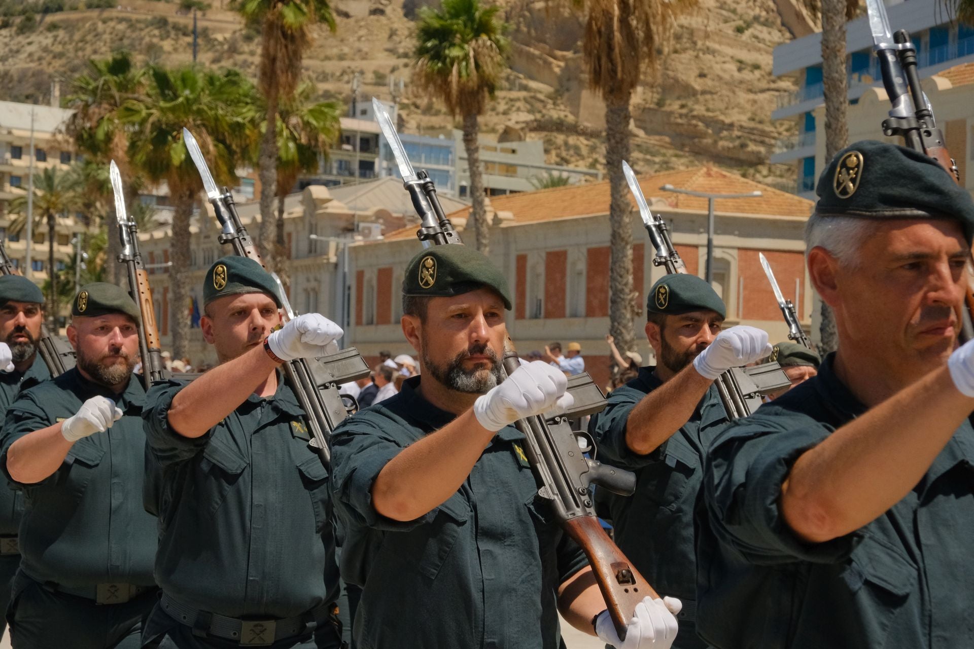Más de mil personas juran la bandera de España con los &#039;boinas verdes&#039; en el Puerto de Alicante