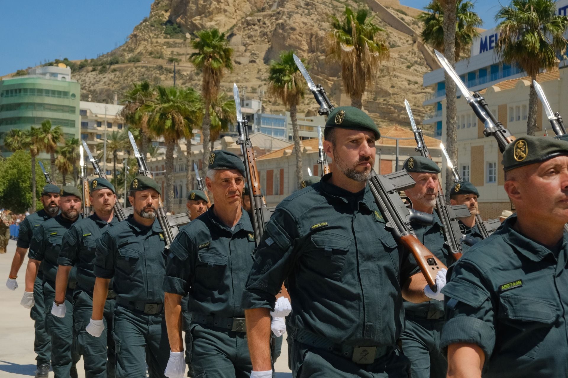 Más de mil personas juran la bandera de España con los &#039;boinas verdes&#039; en el Puerto de Alicante