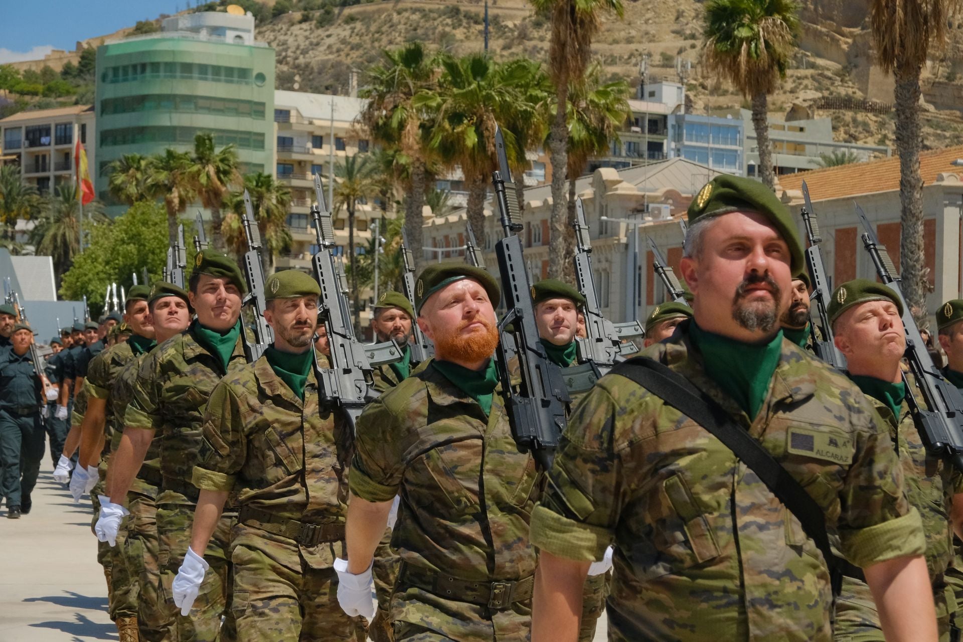 Más de mil personas juran la bandera de España con los &#039;boinas verdes&#039; en el Puerto de Alicante