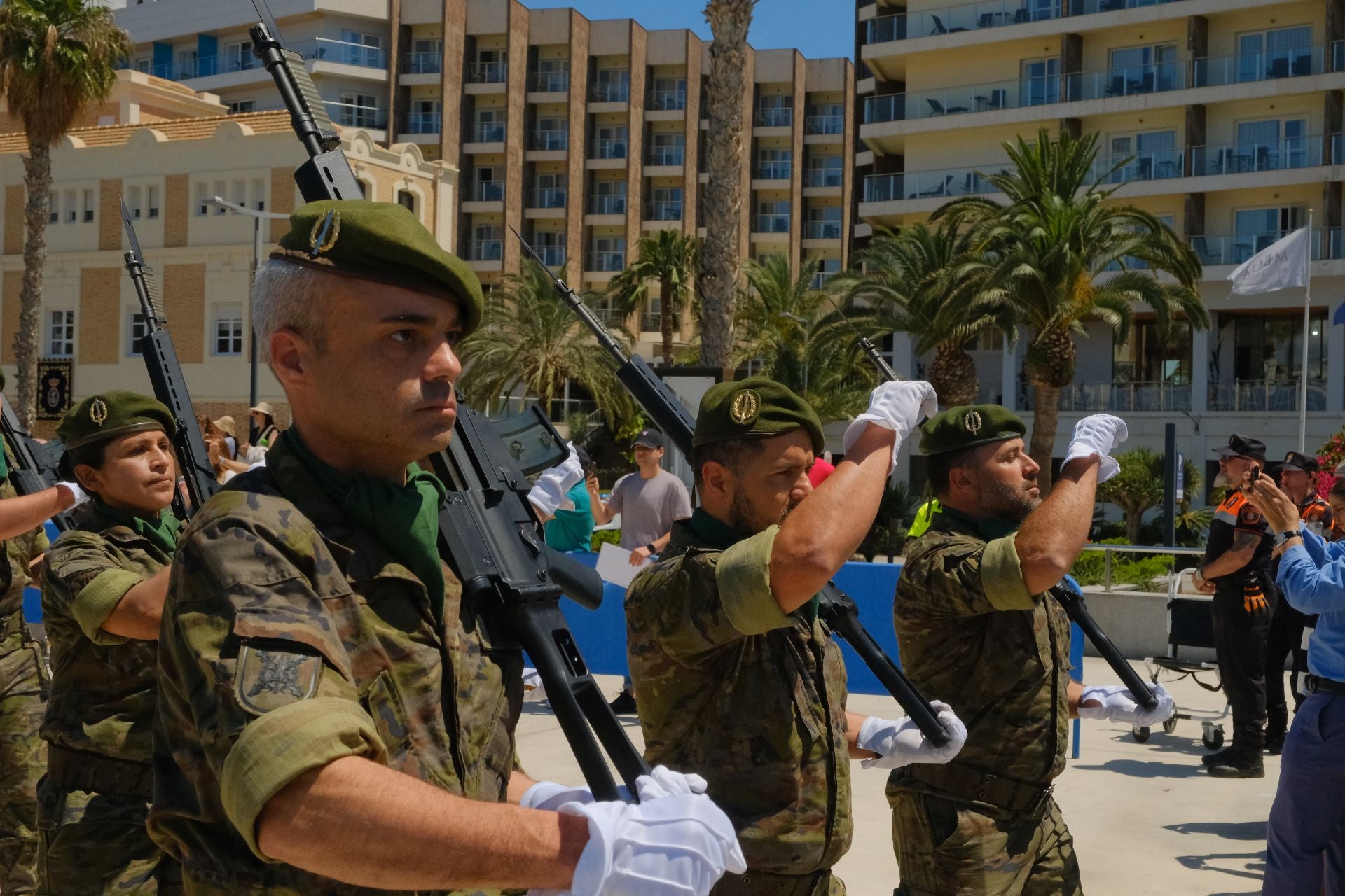 Más de mil personas juran la bandera de España con los &#039;boinas verdes&#039; en el Puerto de Alicante