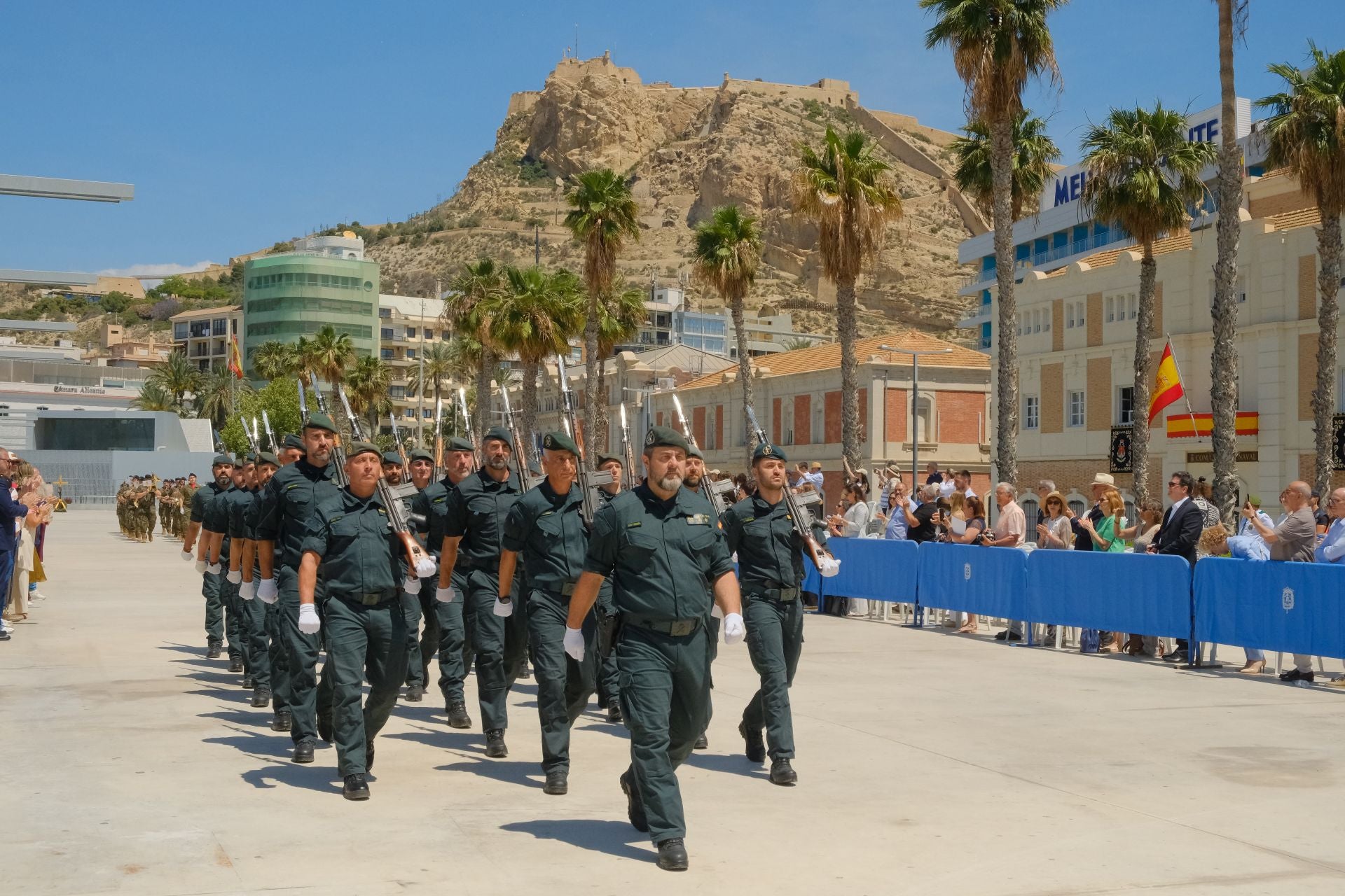 Más de mil personas juran la bandera de España con los &#039;boinas verdes&#039; en el Puerto de Alicante