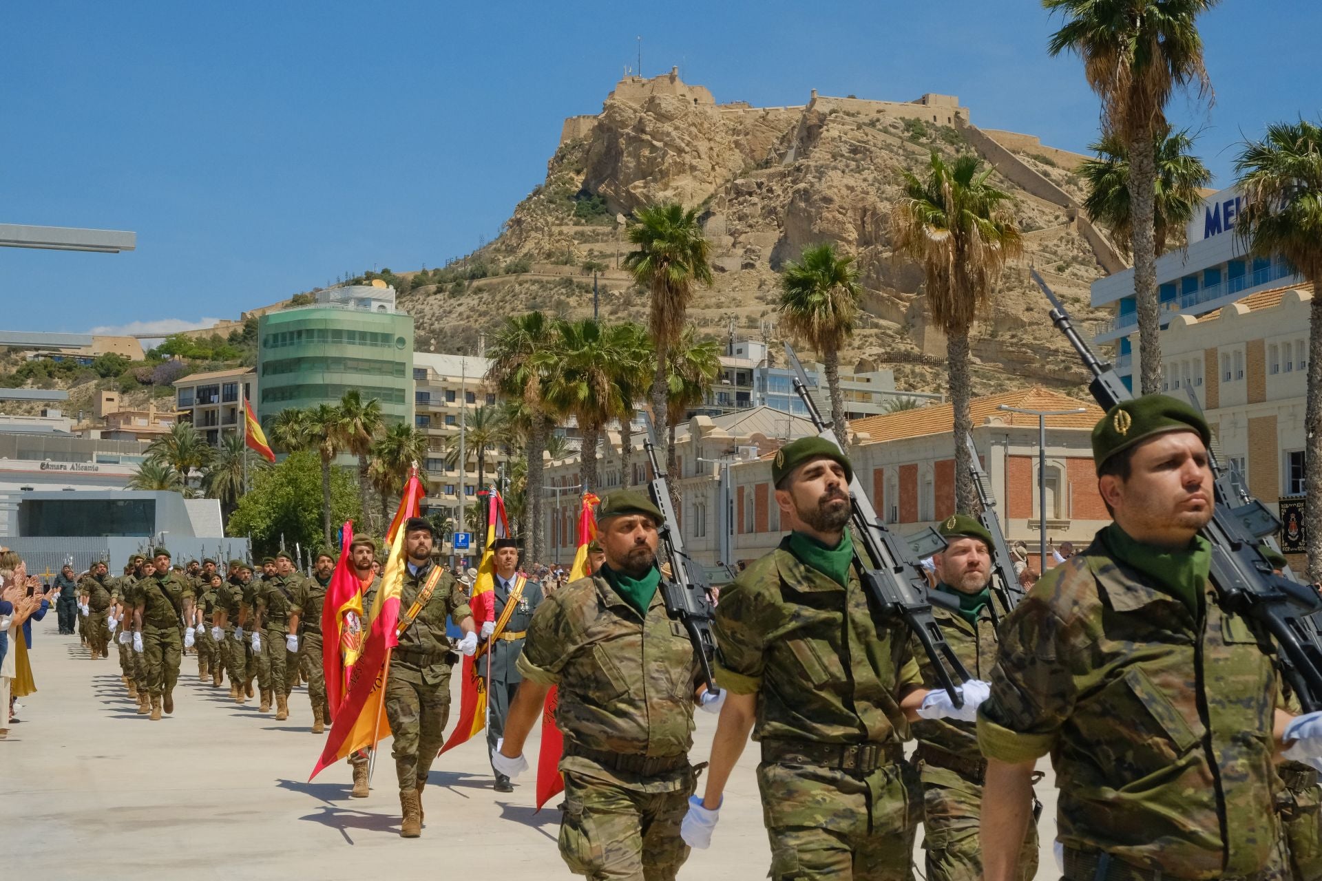 Más de mil personas juran la bandera de España con los &#039;boinas verdes&#039; en el Puerto de Alicante