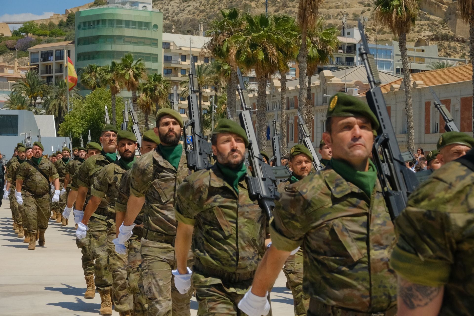 Más de mil personas juran la bandera de España con los &#039;boinas verdes&#039; en el Puerto de Alicante