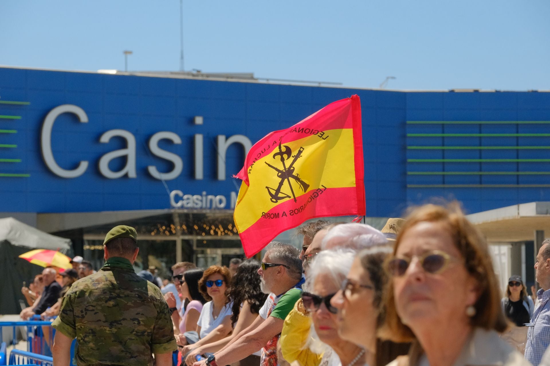Más de mil personas juran la bandera de España con los &#039;boinas verdes&#039; en el Puerto de Alicante