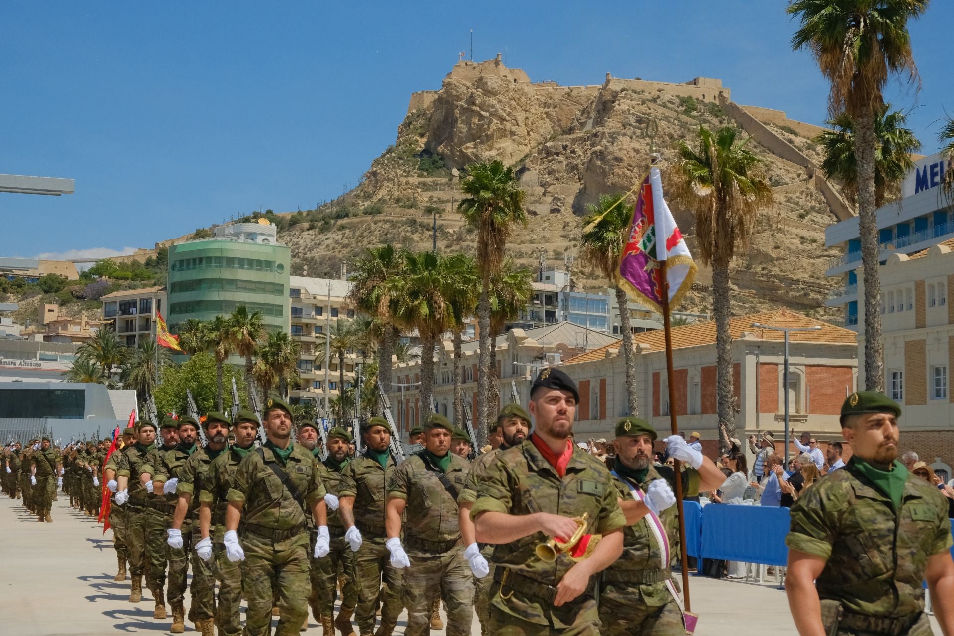 Más de mil personas juran la bandera de España con los &#039;boinas verdes&#039; en el Puerto de Alicante