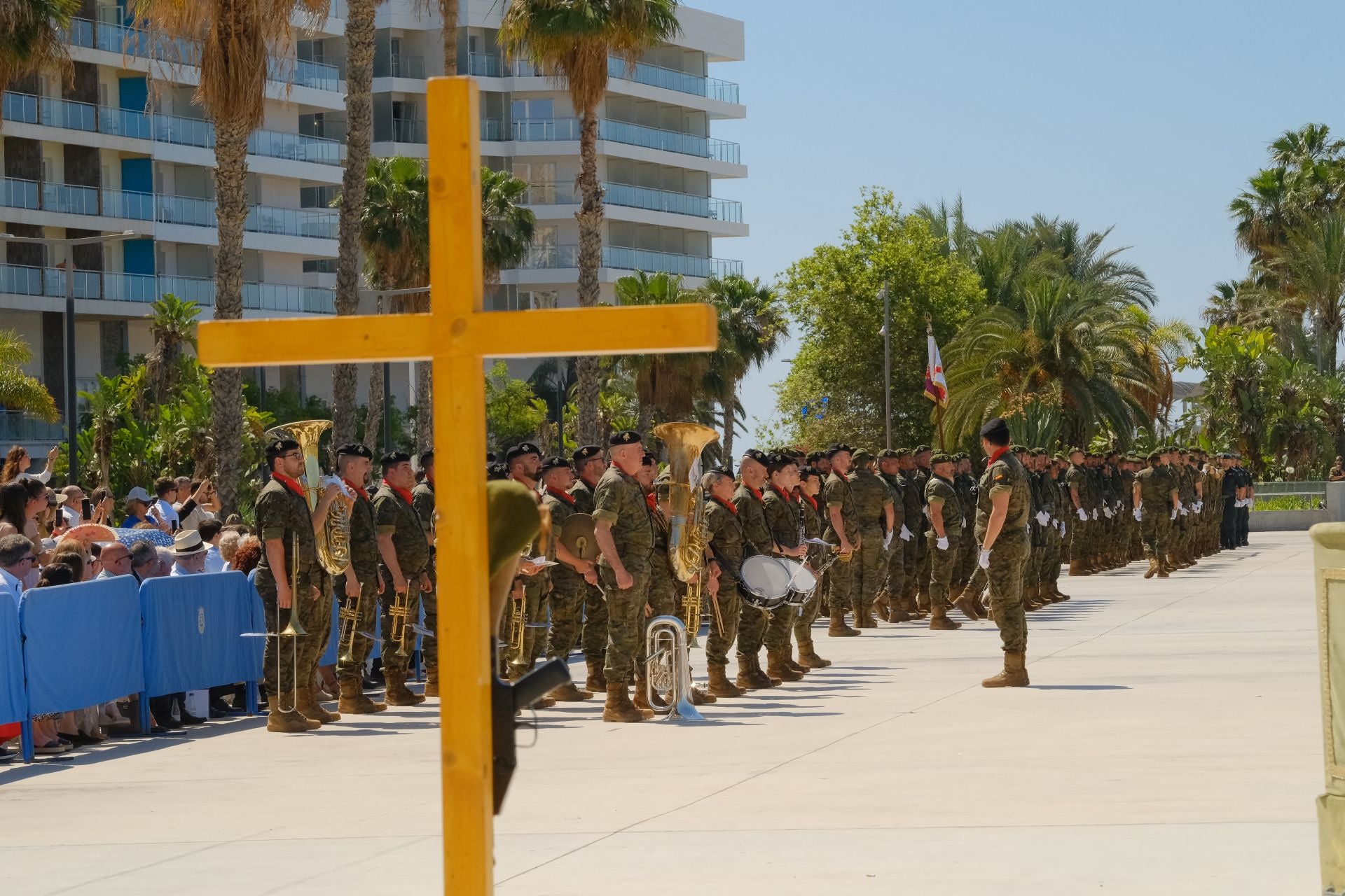 Más de mil personas juran la bandera de España con los &#039;boinas verdes&#039; en el Puerto de Alicante