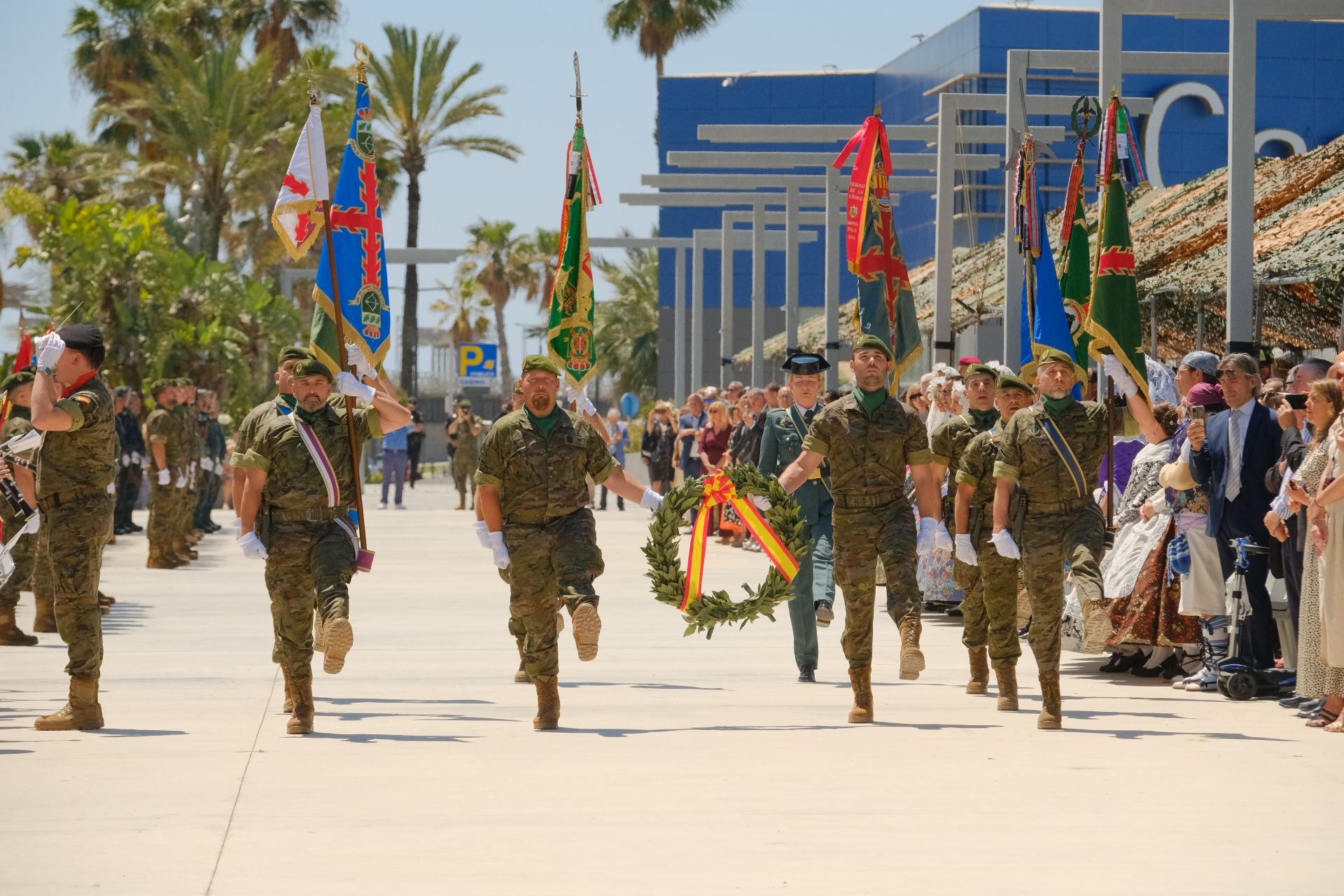 Más de mil personas juran la bandera de España con los &#039;boinas verdes&#039; en el Puerto de Alicante