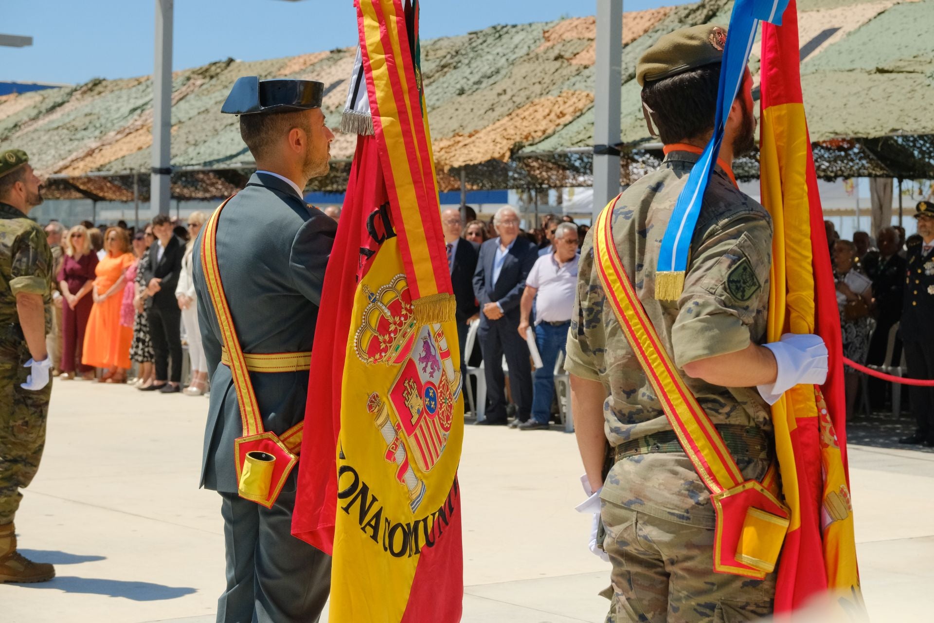 Más de mil personas juran la bandera de España con los &#039;boinas verdes&#039; en el Puerto de Alicante