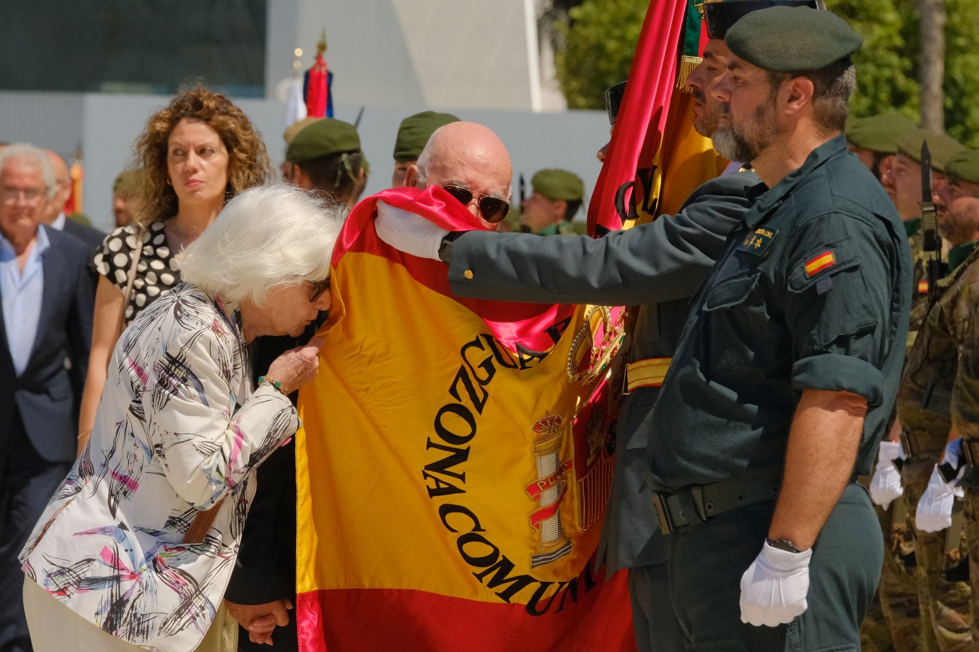 Más de mil personas juran la bandera de España con los &#039;boinas verdes&#039; en el Puerto de Alicante