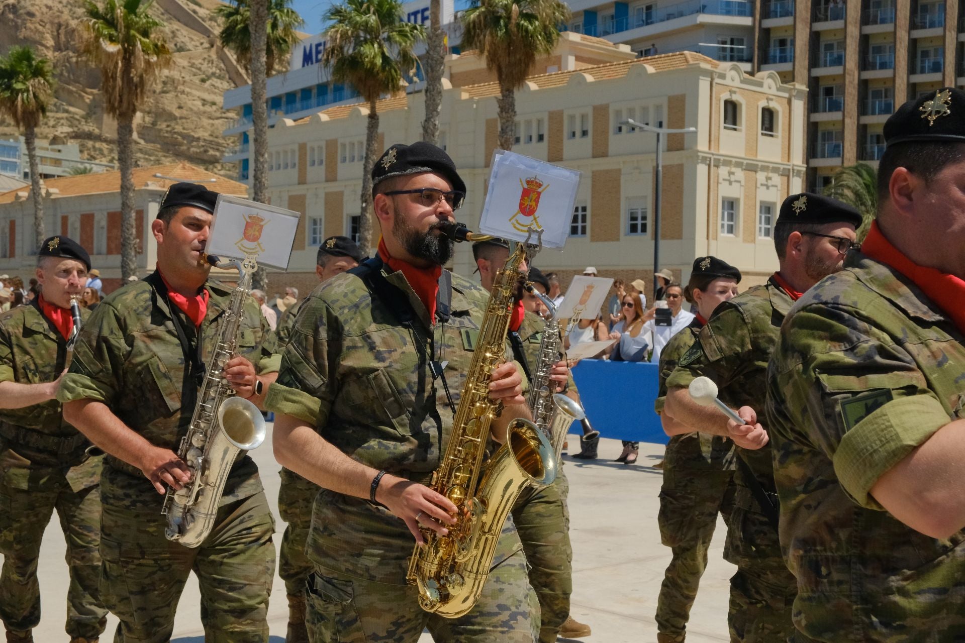 Más de mil personas juran la bandera de España con los &#039;boinas verdes&#039; en el Puerto de Alicante